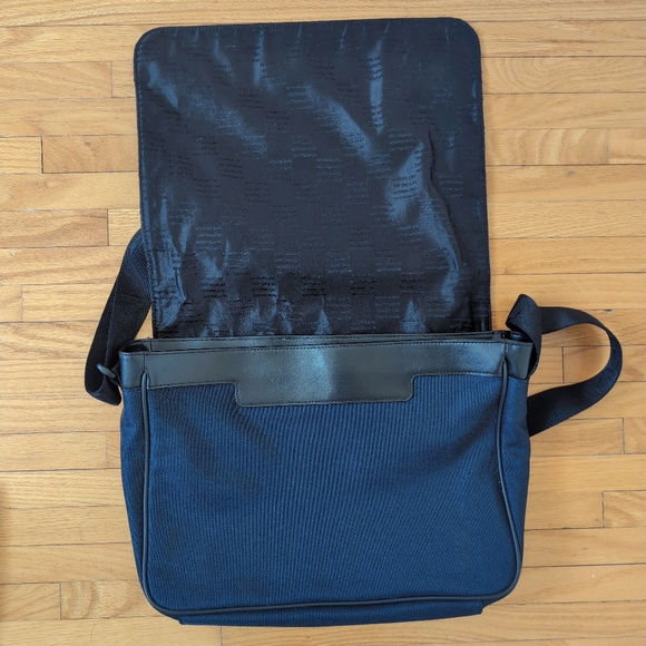 Mont Blanc Nightflight Large Navy Messenger Bag With Flap - Picture 2 of 10